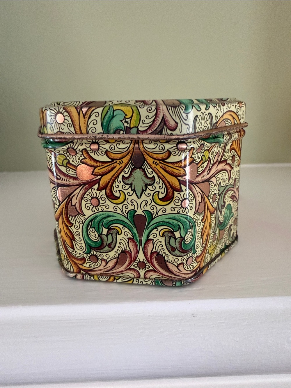Vintage Elite England Mini Florentine Hexagonal lithograph tinware trinket box.